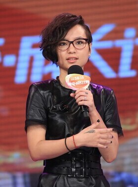 笔笔虎口时尚的翅膀刺青