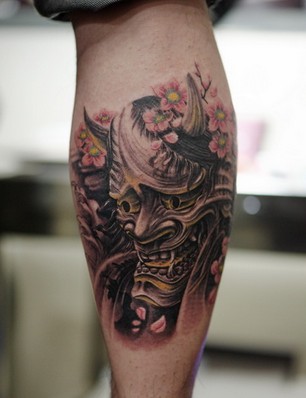 霸气的腿部般若头像刺青