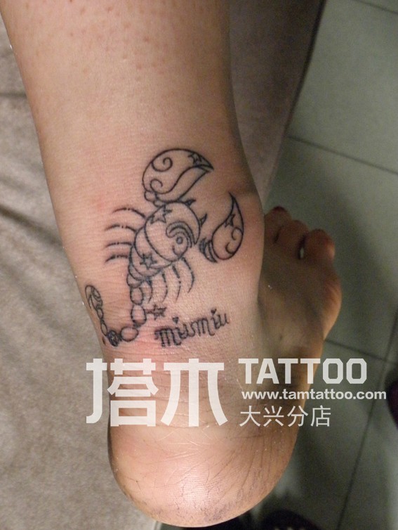 女士脚踝天蝎座纹身蝎子纹身