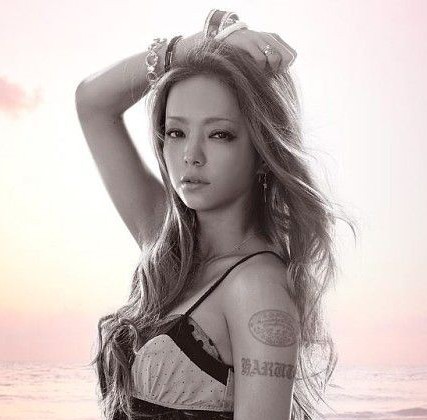 日本女星安室奈美惠的手臂纹身