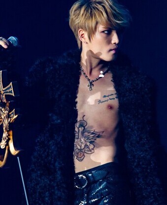 金在中胸部时尚的英文刺青