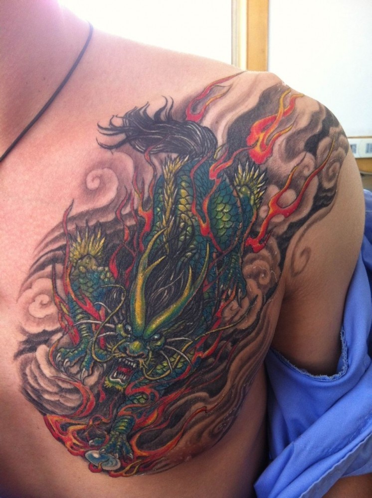 男人胸部时尚的麒麟纹身