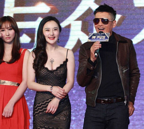 星女郎与周润发同台秀胸部性感刺青