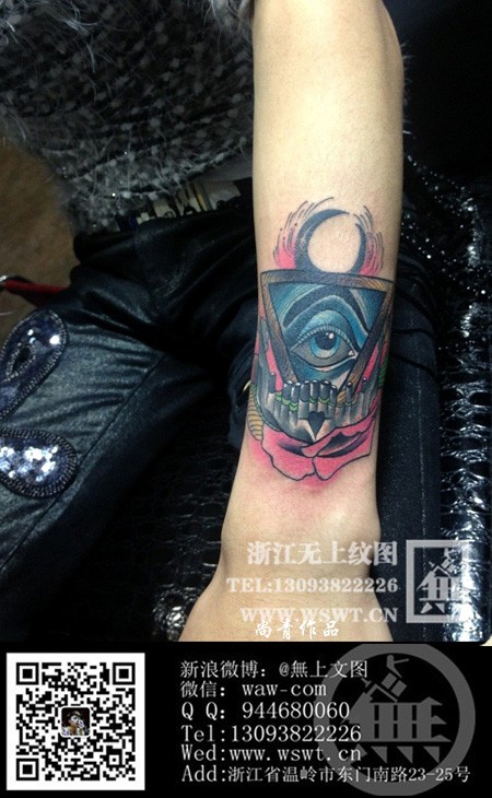 手臂上帝之眼纹身