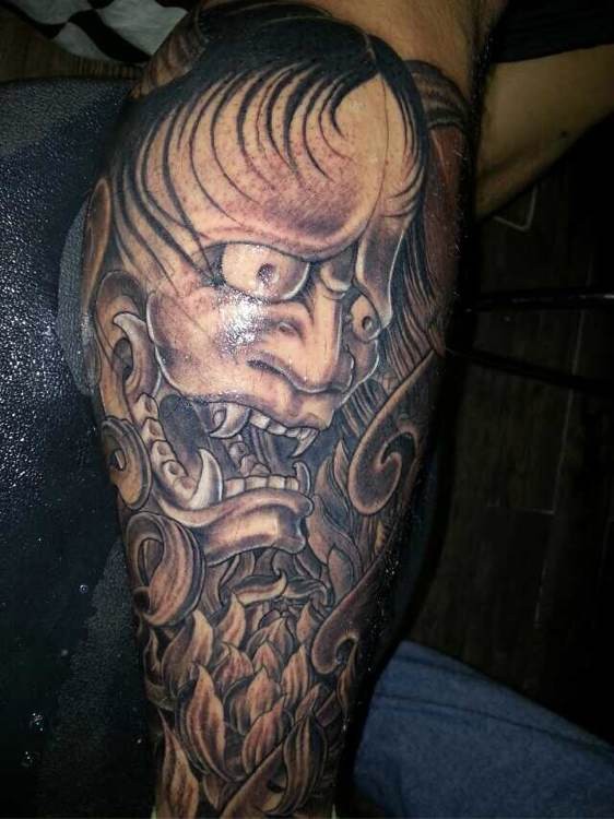 霸气的腿部般若头像刺青