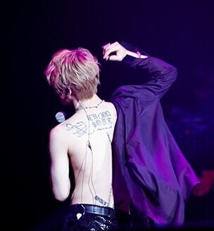 金在中背部时尚的字母刺青