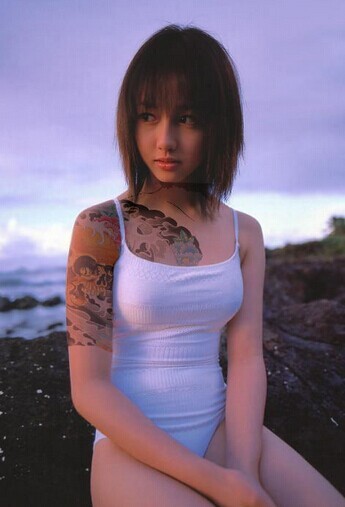 美女个性的半甲纹身