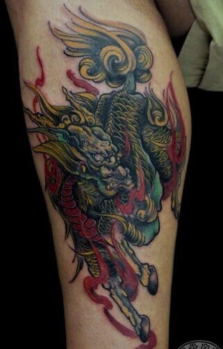 男人腿部霸气的麒麟刺青