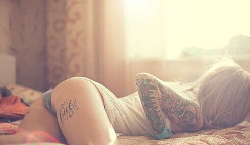 性感时尚的美女花臂纹身