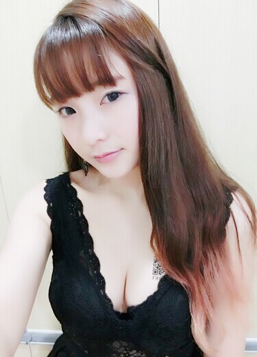 美女胸部小巧的二维码刺青