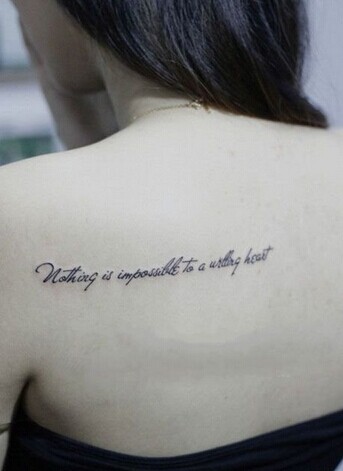 小巧时尚的肩部英文纹身