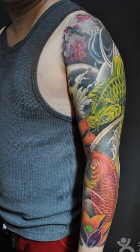 漂亮大气的鲤鱼花臂刺青