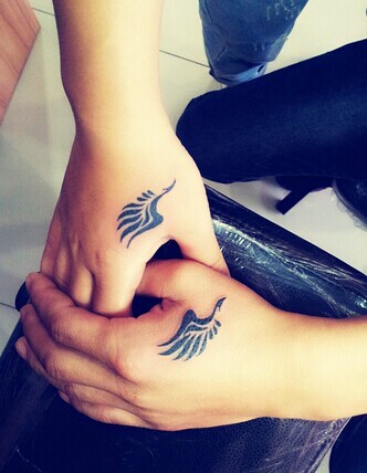 虎口漂亮的情侣图腾刺青