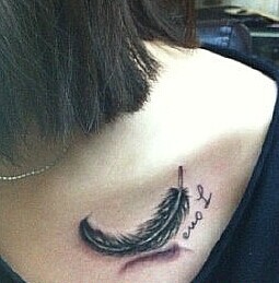 锁骨时尚的羽毛刺青