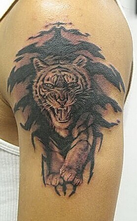 胳膊上超帅的下山虎刺青