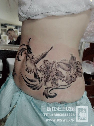 女生腰部鸟雀纹身