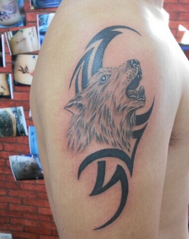 时尚帅气的狼头图腾刺青