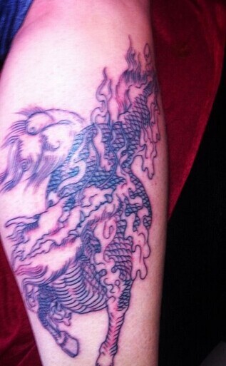 男人腿部霸气的麒麟刺青