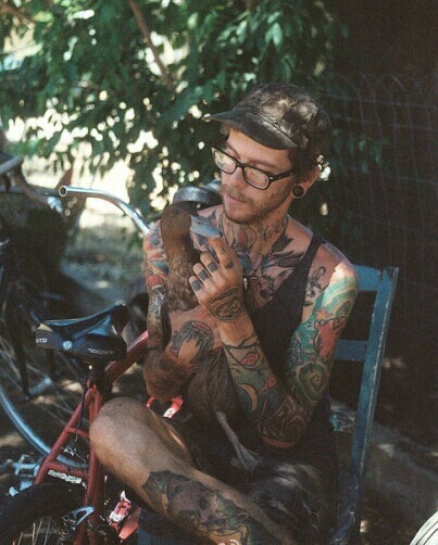 纹身男人和他的宠物