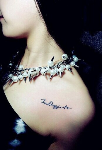 小巧的英文刺青让锁骨更性感