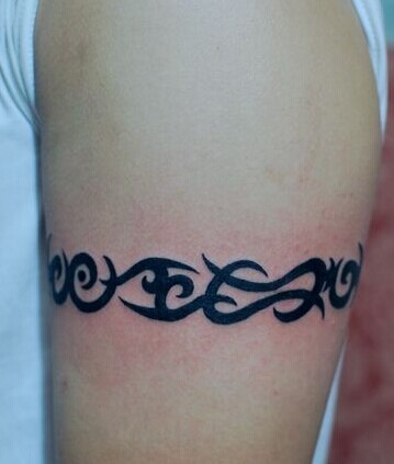 简单的手臂图腾刺青