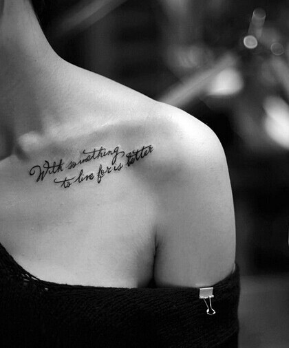 小巧的英文刺青让锁骨更性感