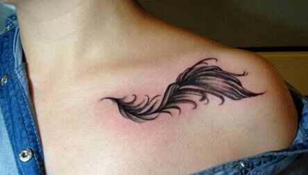 锁骨时尚的羽毛刺青