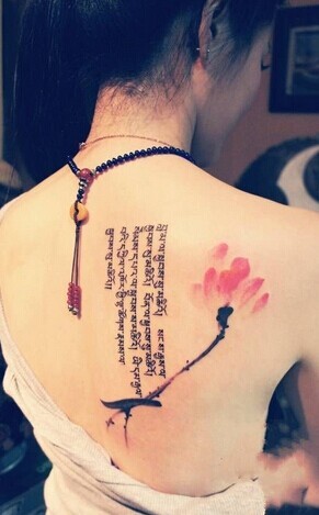 小小的神秘字体亲吻女生的背部