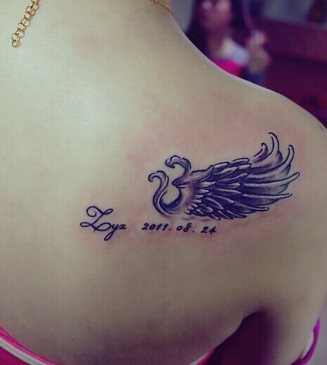 小巧时尚的肩部英文纹身