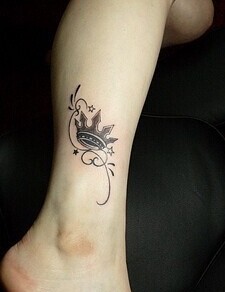 小清新脚踝皇冠图腾英文刺青