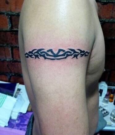 简单的手臂图腾刺青