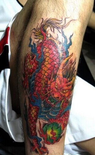 男人腿部霸气的麒麟刺青