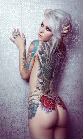 全裸美女的性感满背纹身