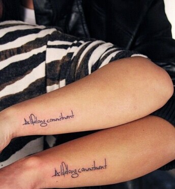 时尚清新的麒麟手臂英文刺青