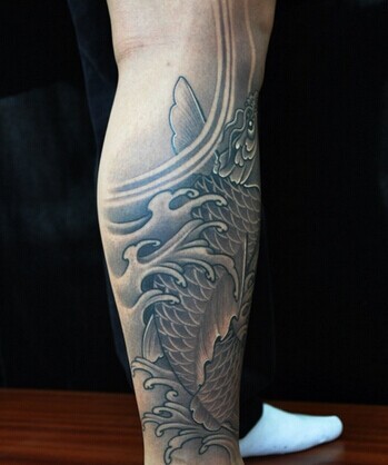 让人喜爱的腿部黑白鲤鱼纹身