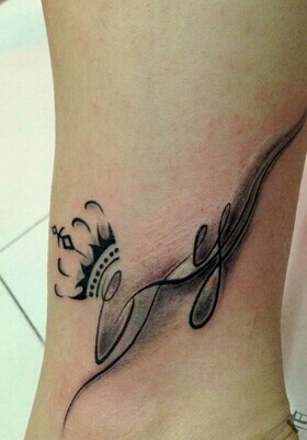 小清新脚踝皇冠图腾英文刺青