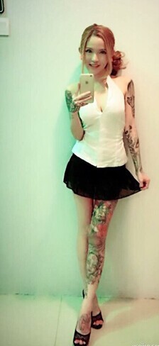 马来西亚性感的美女纹身师