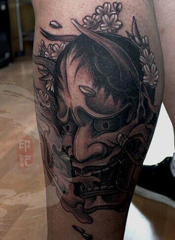 男人腿部霸气的黑白般若刺青