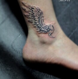 脚踝炫酷的翅膀刺青