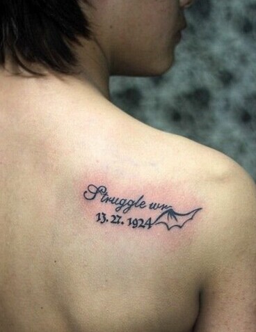 阳光男人身上的英文刺青