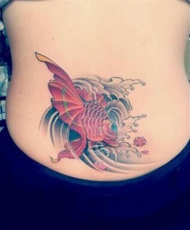 美女腰部漂亮的鲤鱼纹身