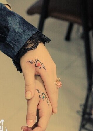 虎口漂亮的情侣图腾刺青