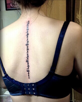 小小的神秘字体亲吻女生的背部