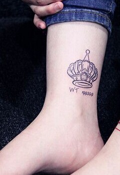 小清新脚踝皇冠图腾英文刺青