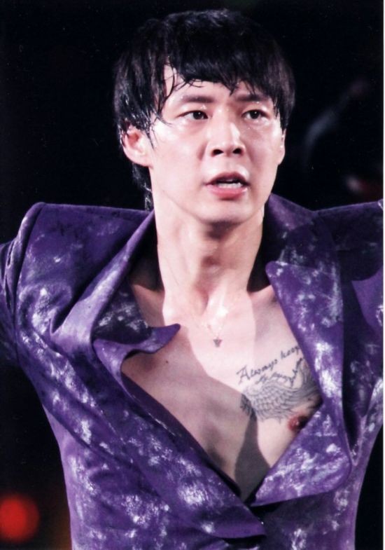 朴有天胸部翅膀英文刺青