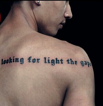 阳光男人身上的英文刺青