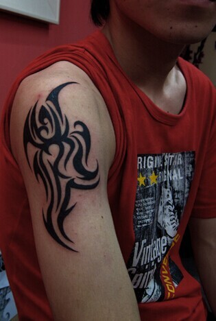 男人手臂时尚的图腾刺青