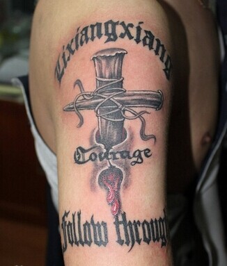 个性十足的手臂十字架英文纹身