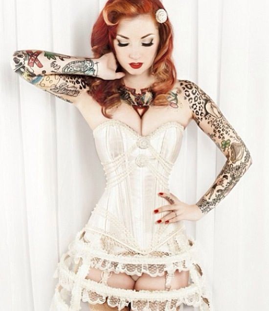 性感时尚的美女花臂纹身