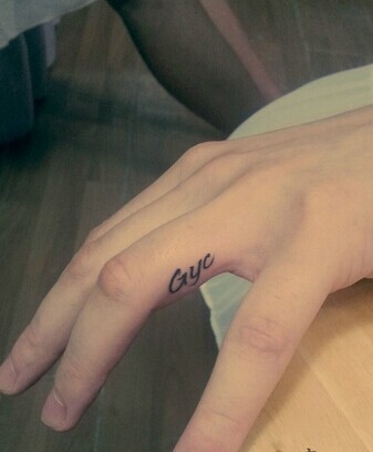 手指上特别清新小巧的英文刺青